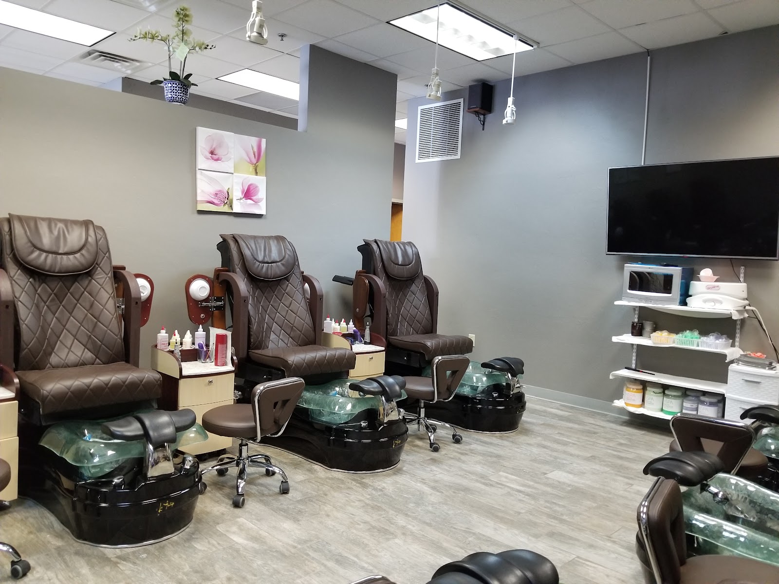 Polished Nail Lounge logo